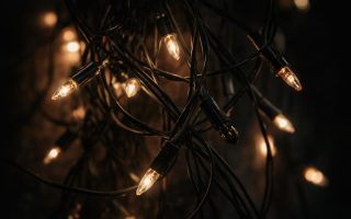 guirlandes-lumineuses-ampoules-fils-emmelees